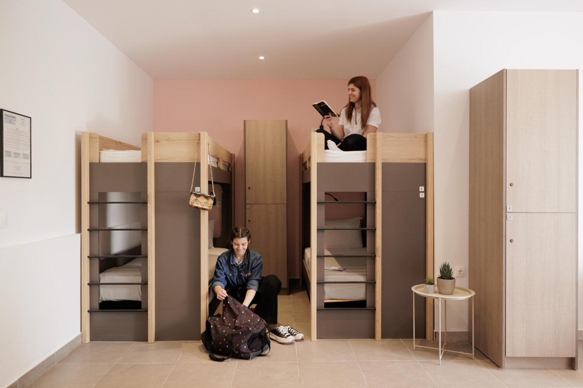 Hostel Local &
