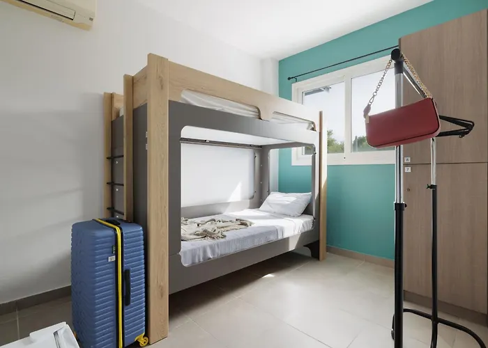 Local Hostel & Suites